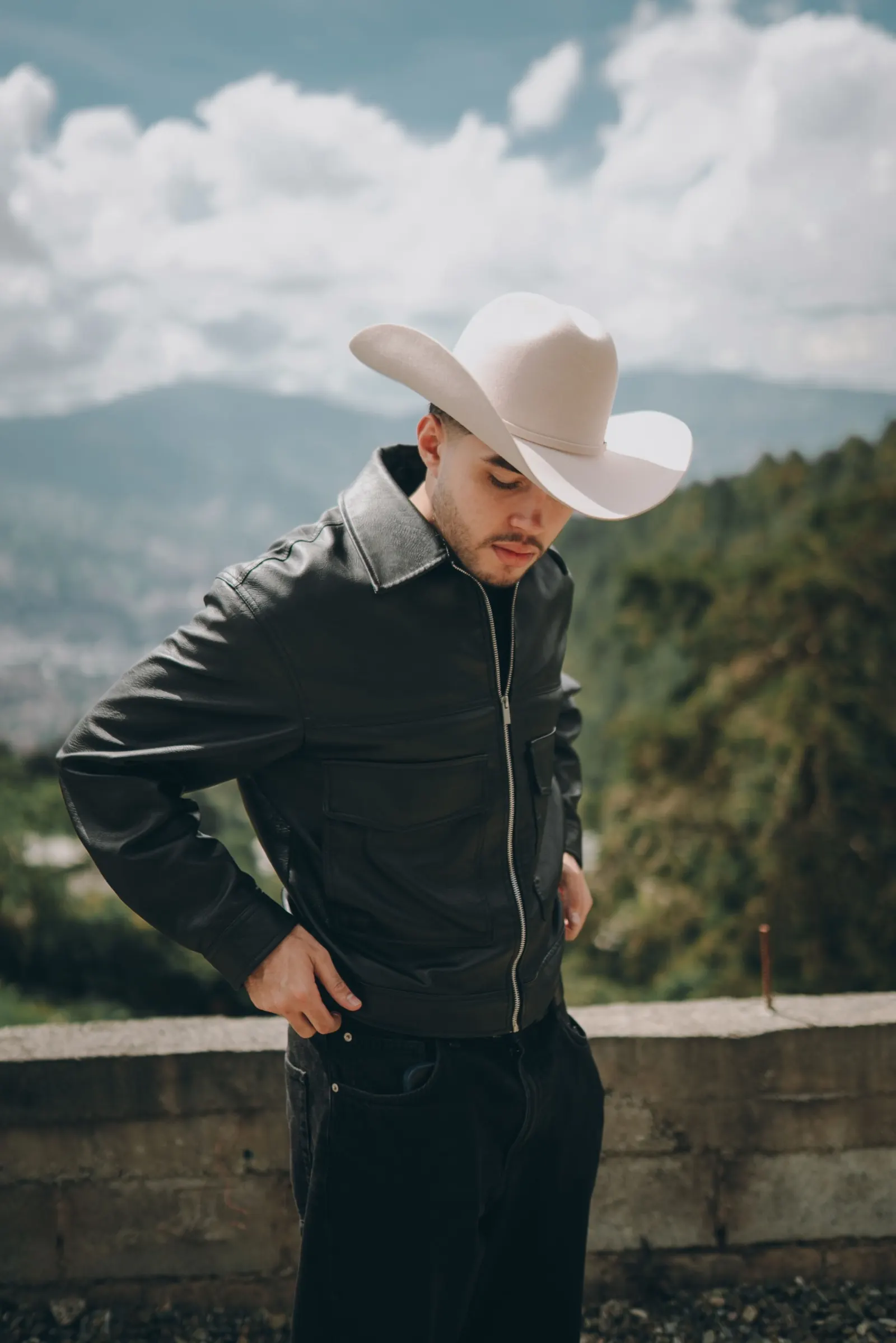 Luis Ignacio — retrato editorial con sombrero